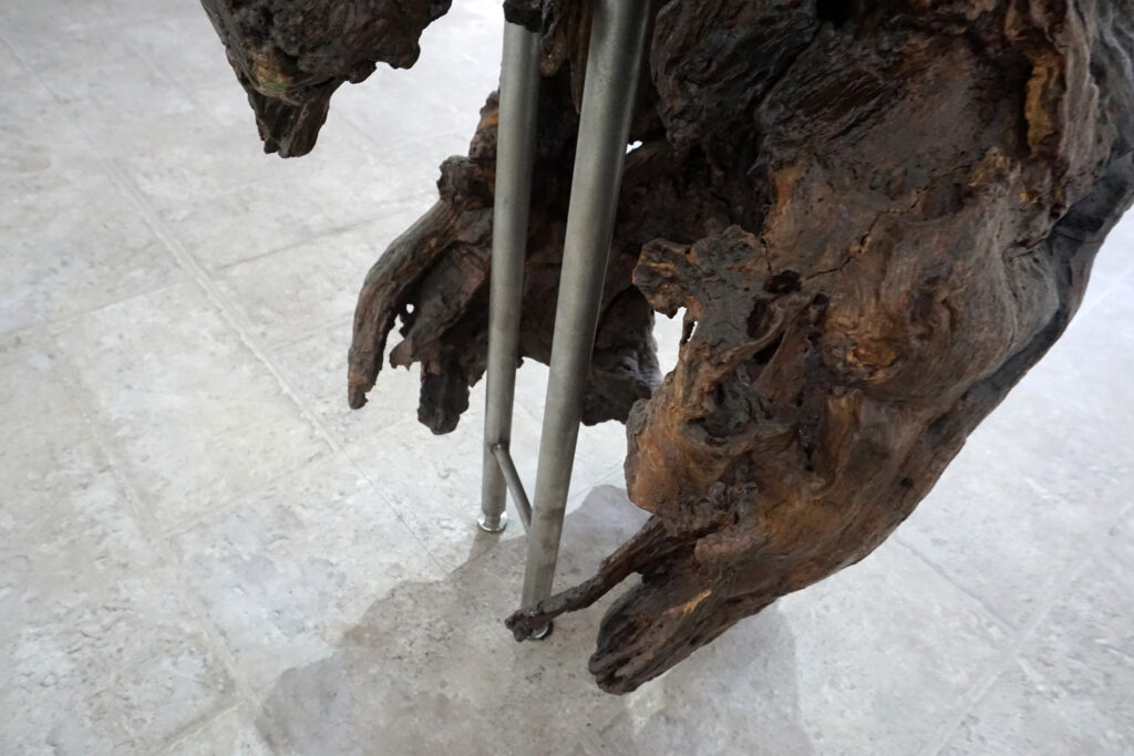 インテリアアクセントとして使われてきた流木をステンレス天板を交えてサイドテーブルへカスタム。流木の流動的で自然な風合いと、ステンレスのインダストリアルモダン感のコントラストが際立つものに仕上がりました。天板はステンレス板をランダムに荒らしたサンディング仕上げ。足下裏