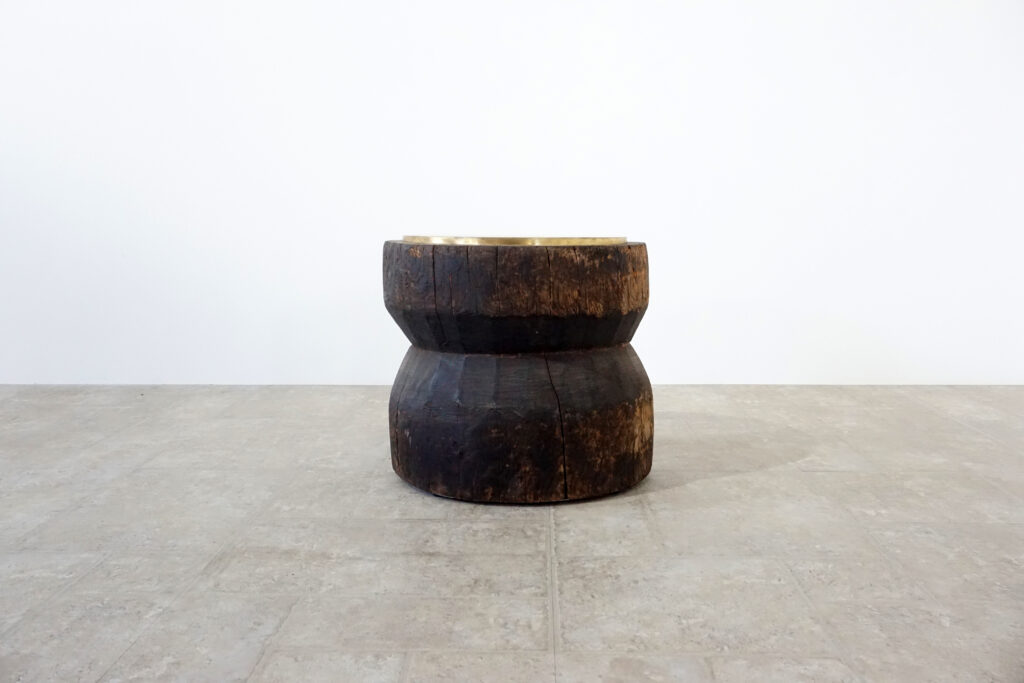 年季の入った臼に真鍮の天板を取り付け。唯一な臼のテクスチャーはストーリーを感じます。天板はランダムに荒らしたサンディング仕上げ。底面には高さ調節のアジャスター付き。真横右