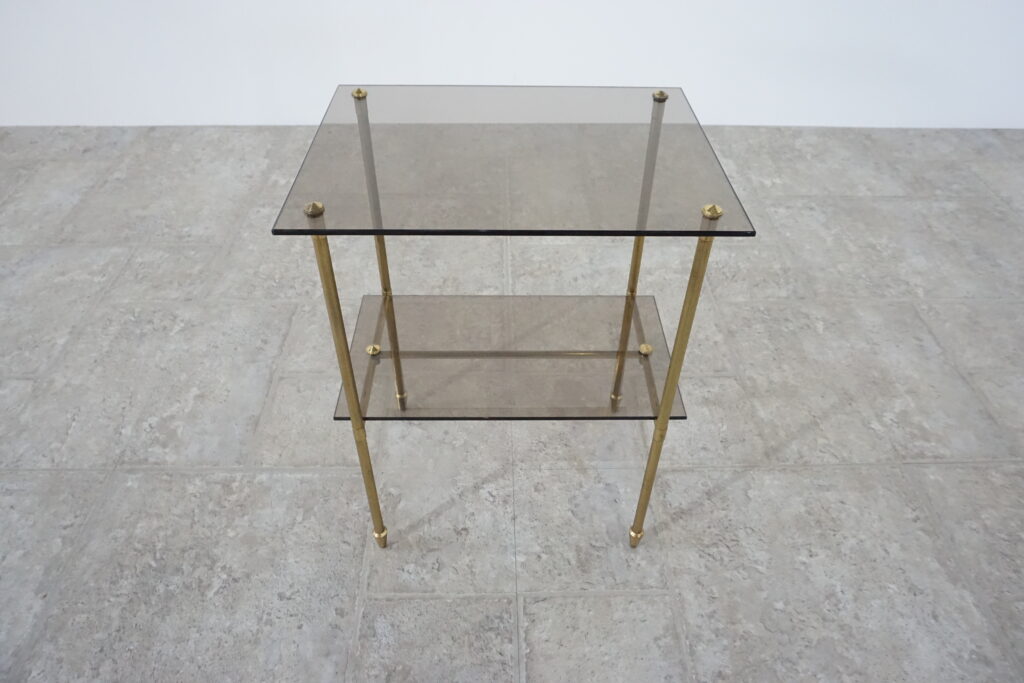 1960年代の真鍮製ヴィンテージサイドテーブル。ガラス天板はブロンズ色ガラスで新規製作。テーパーのついた脚が特徴的です。寄り