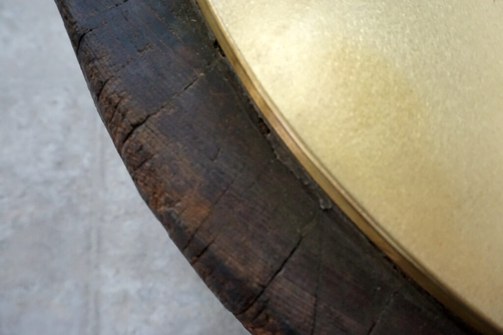 年季の入った臼に真鍮の天板を取り付け。唯一な臼のテクスチャーはストーリーを感じます。天板はランダムに荒らしたサンディング仕上げ。底面には高さ調節のアジャスター付き。天板左フチ