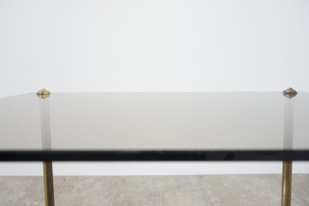 1960年代の真鍮製ヴィンテージサイドテーブル。ガラス天板はブロンズ色ガラスで新規製作。テーパーのついた脚が特徴的です。