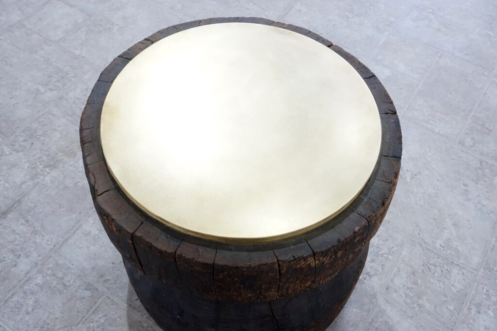 年季の入った臼に真鍮の天板を取り付け。唯一な臼のテクスチャーはストーリーを感じます。天板はランダムに荒らしたサンディング仕上げ。底面には高さ調節のアジャスター付き。天板上部