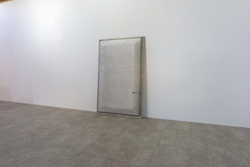 Jean Prouveが設計に携わった、フランス、リヨンにあるINSA(Institut National des Sciences Appliquees)において、建材として使用されていたパネル。プレス機によるエンボス加工が施された、アルミ素材のパネルになります。置き斜め