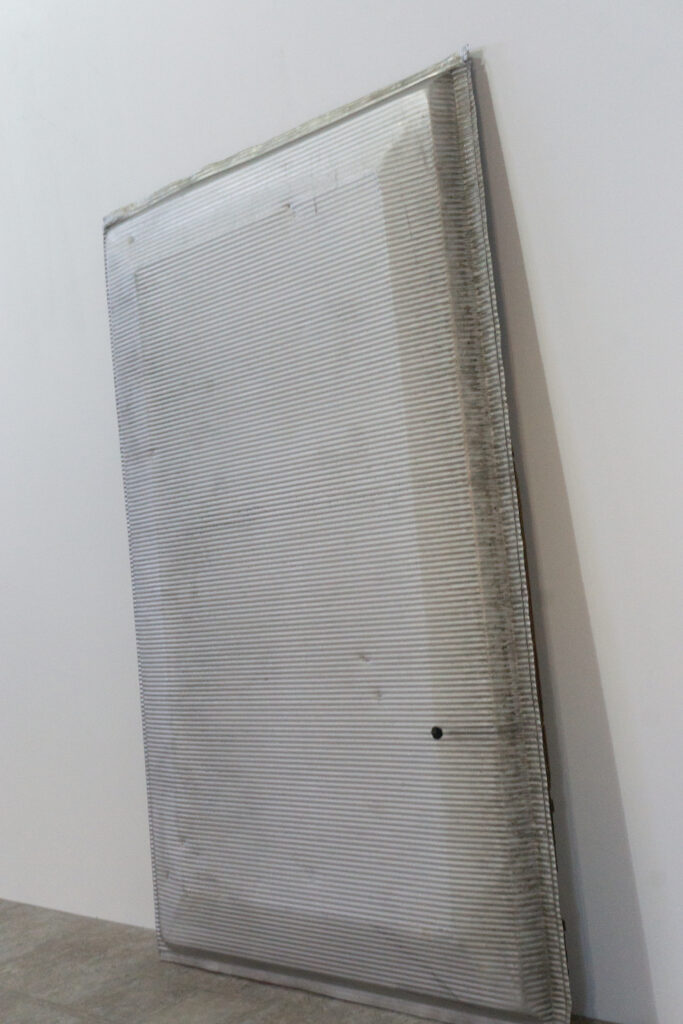 Jean Prouveが設計に携わった、フランス、リヨンにあるINSA(Institut National des Sciences Appliquees)において、建材として使用されていたパネル。プレス機によるエンボス加工が施された、アルミ素材のパネルになります。右斜め縦置き