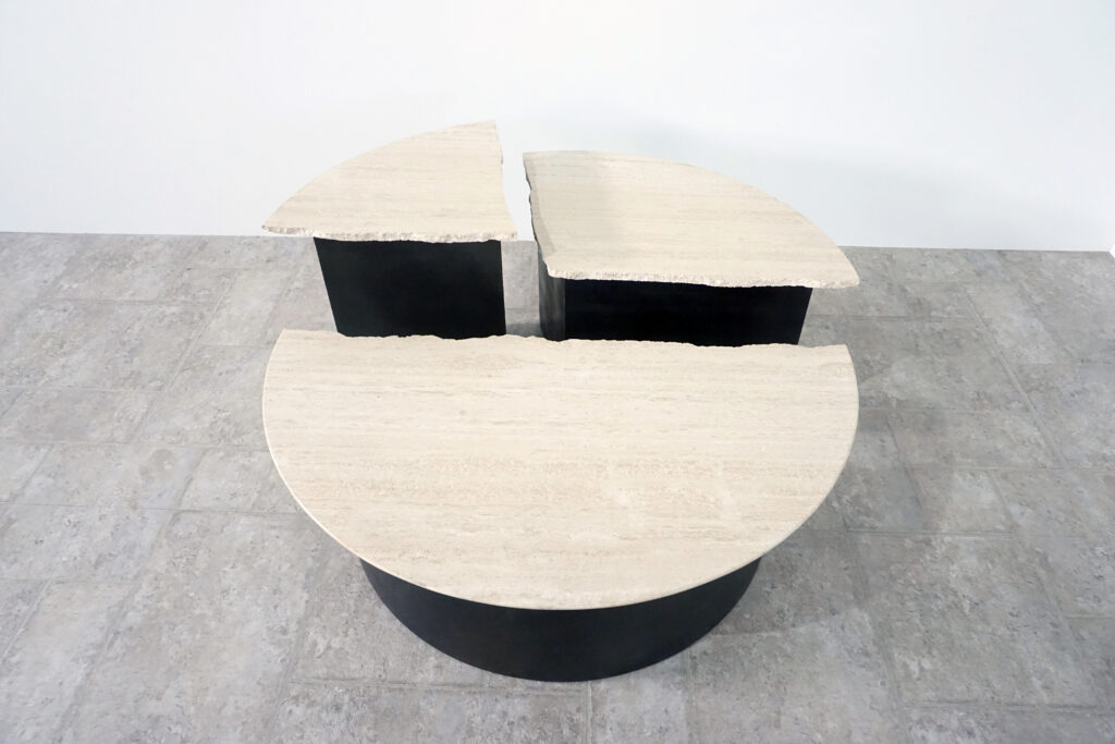 割れてしまったトラバーチンの天板。割れるという物語を継承しセンターテーブルに。土台部分はスチールの黒染め塗装仕上げ。天面