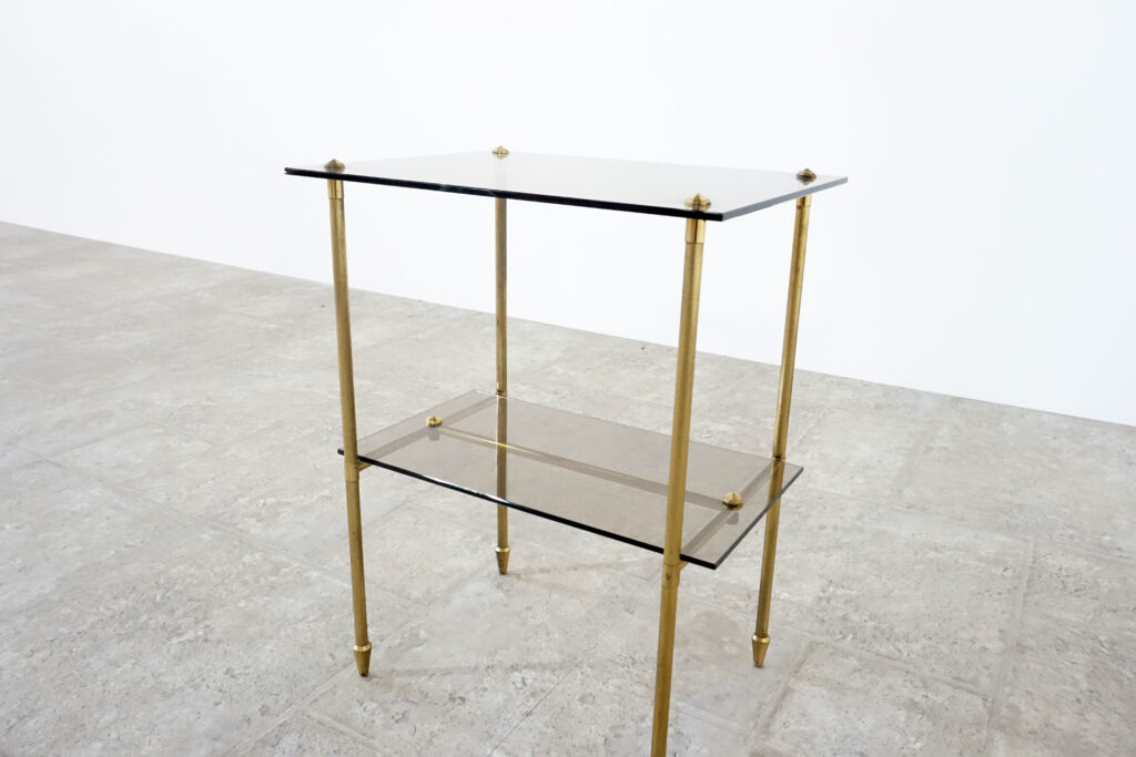 1960年代の真鍮製ヴィンテージサイドテーブル。ガラス天板はブロンズ色ガラスで新規製作。テーパーのついた脚が特徴的です。右正面