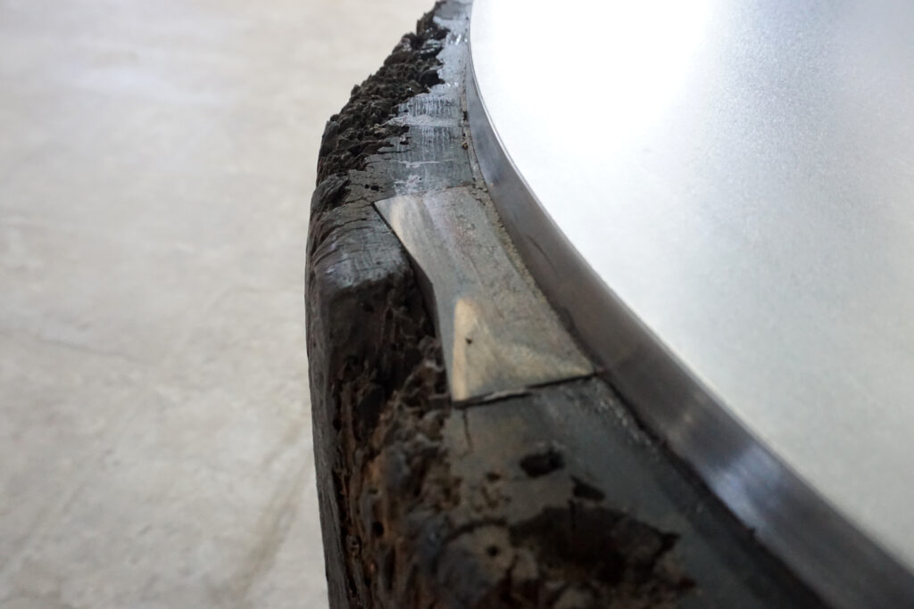 年季の入った臼にステンレスの天板を取り付け。唯一な臼のテクスチャーはストーリーを感じます。天板はランダムに荒らしたサンディング仕上げ。底面には高さ調節のアジャスター付き。左キワ