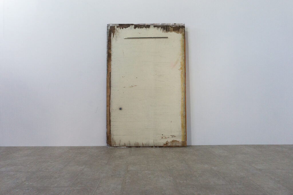 Jean Prouveが設計に携わった、フランス、リヨンにあるINSA(Institut National des Sciences Appliquees)において、建材として使用されていたパネル。プレス機によるエンボス加工が施された、アルミ素材のパネルになります。裏