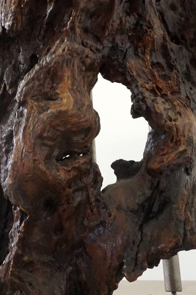 インテリアアクセントとして使われてきた流木をステンレス天板を交えてサイドテーブルへカスタム。流木の流動的で自然な風合いと、ステンレスのインダストリアルモダン感のコントラストが際立つものに仕上がりました。天板はステンレス板をランダムに荒らしたサンディング仕上げ。足寄り穴