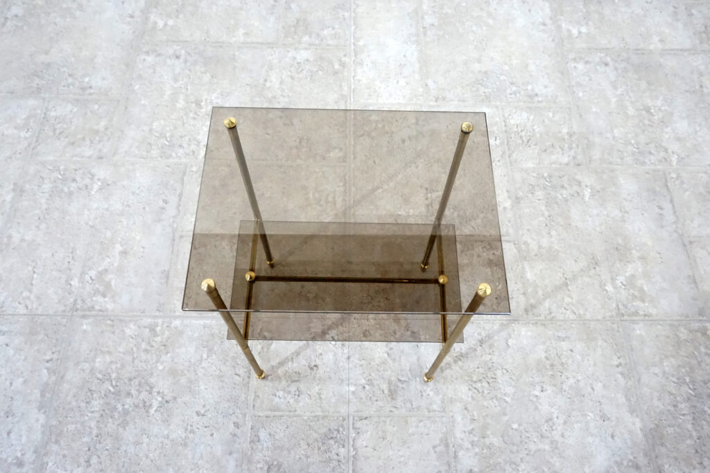 1960年代の真鍮製ヴィンテージサイドテーブル。ガラス天板はブロンズ色ガラスで新規製作。テーパーのついた脚が特徴的です。上部