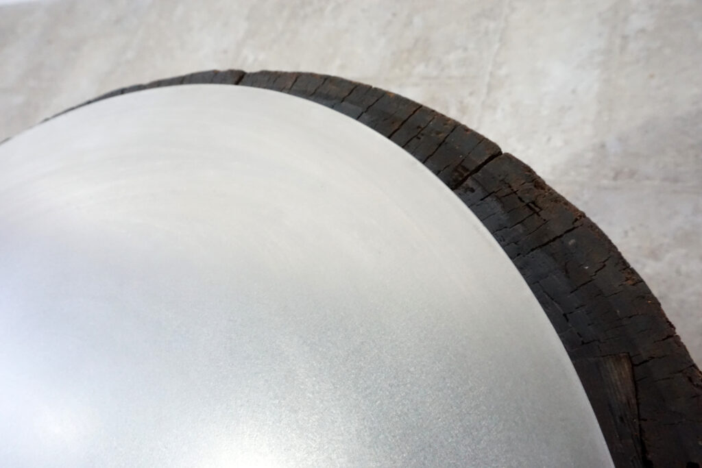 年季の入った臼にステンレスの天板を取り付け。唯一な臼のテクスチャーはストーリーを感じます。天板はランダムに荒らしたサンディング仕上げ。底面には高さ調節のアジャスター付き。天板上キワ