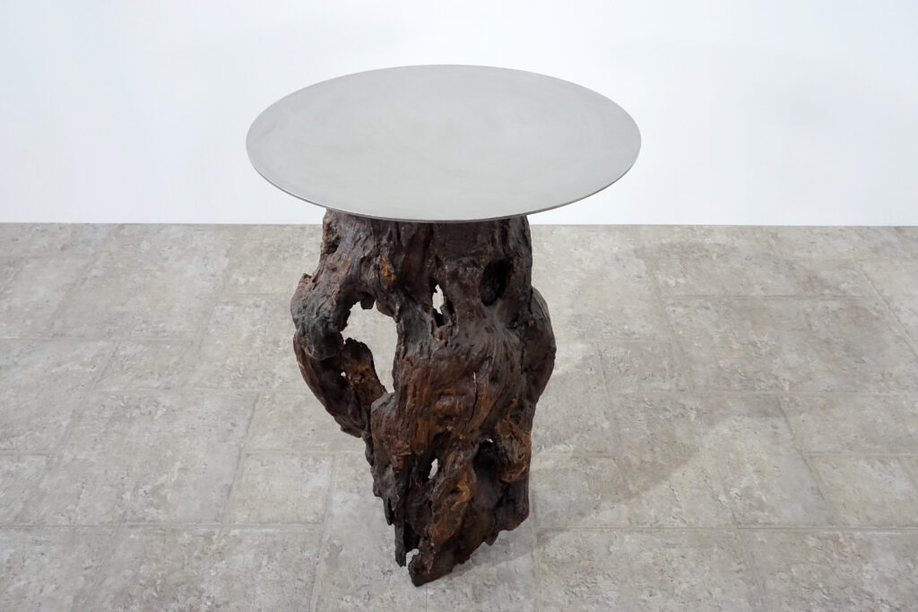 インテリアアクセントとして使われてきた流木をステンレス天板を交えてサイドテーブルへカスタム。流木の流動的で自然な風合いと、ステンレスのインダストリアルモダン感のコントラストが際立つものに仕上がりました。天板はステンレス板をランダムに荒らしたサンディング仕上げ。斜め上