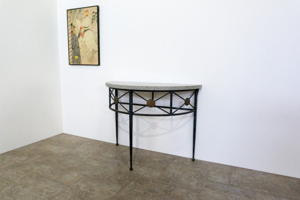 1890年代フランス製の鍛鉄コンソール。オリジナルはガラス天板ですが、紛失のため、天然石をモールテックスで包んで仕上げたビールストーン天板にカスタム。緑青がかった鍛鉄は足元がテーパー、ボールになっており丹念に制作されています。また、アール・ヌーヴォーの影響も垣間見れる花模様のブロンズパーツも魅力的です。メイン