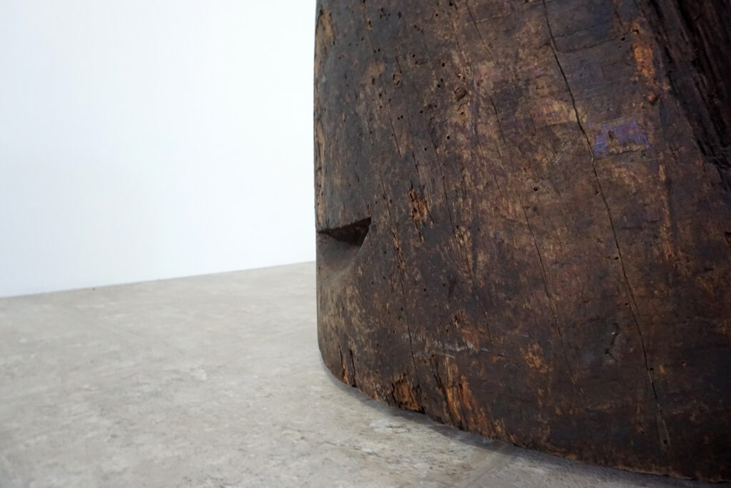 年季の入った臼にステンレスの天板を取り付け。唯一な臼のテクスチャーはストーリーを感じます。天板はランダムに荒らしたサンディング仕上げ。底面には高さ調節のアジャスター付き。足下左キワ