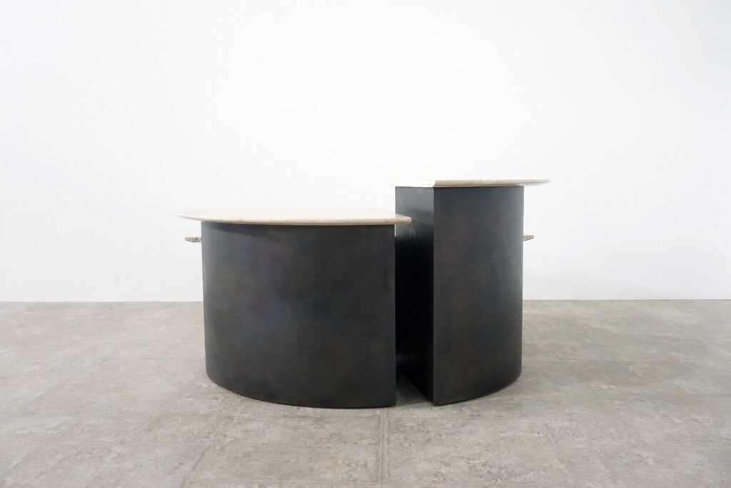 割れてしまったトラバーチンの天板。割れるという物語を継承しセンターテーブルに。土台部分はスチールの黒染め塗装仕上げ。裏面