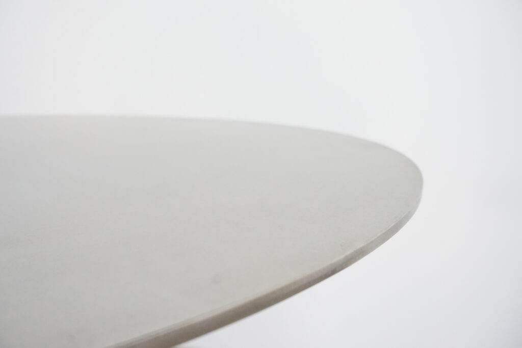 インテリアアクセントとして使われてきた流木をステンレス天板を交えてサイドテーブルへカスタム。流木の流動的で自然な風合いと、ステンレスのインダストリアルモダン感のコントラストが際立つものに仕上がりました。天板はステンレス板をランダムに荒らしたサンディング仕上げ。天板寄り