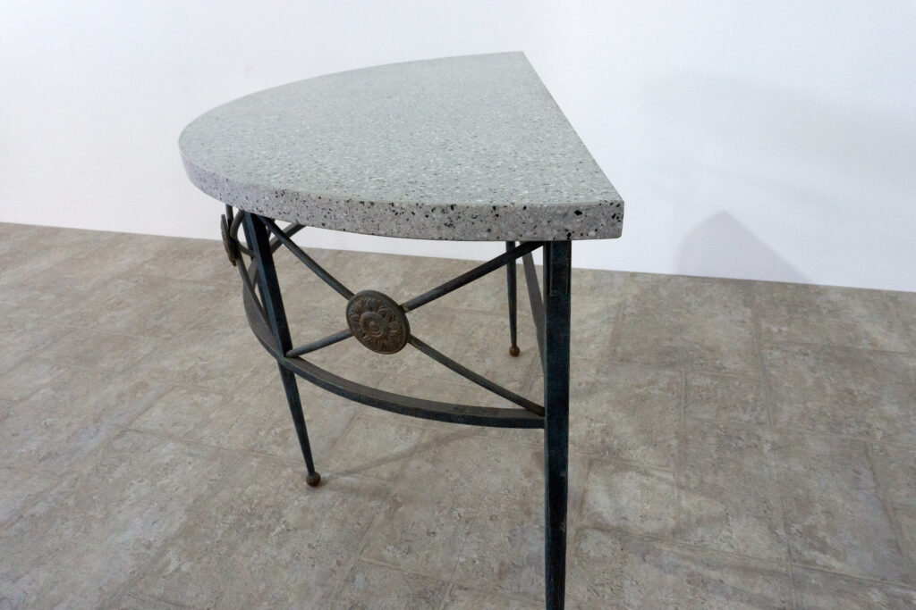1890年代フランス製の鍛鉄コンソール。オリジナルはガラス天板ですが、紛失のため、天然石をモールテックスで包んで仕上げたビールストーン天板にカスタム。緑青がかった鍛鉄は足元がテーパー、ボールになっており丹念に制作されています。また、アール・ヌーヴォーの影響も垣間見れる花模様のブロンズパーツも魅力的です。左寄り