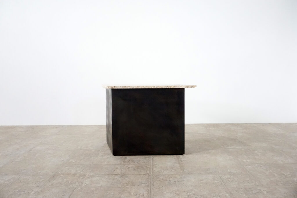 割れてしまったトラバーチンの天板。割れるという物語を継承しセンターテーブルに。土台部分はスチールの黒染め塗装仕上げ。2:10真横逆