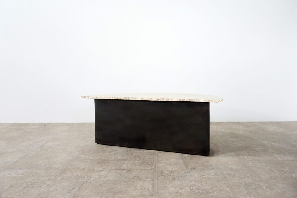 割れてしまったトラバーチンの天板。割れるという物語を継承しセンターテーブルに。土台部分はスチールの黒染め塗装仕上げ。1:2_1