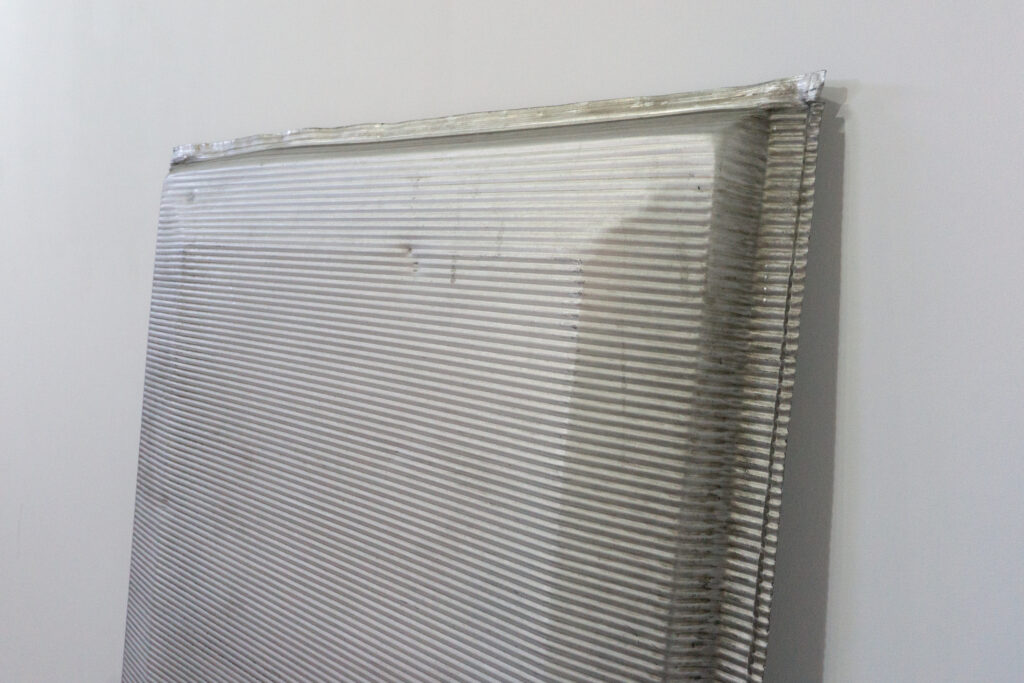 Jean Prouveが設計に携わった、フランス、リヨンにあるINSA(Institut National des Sciences Appliquees)において、建材として使用されていたパネル。プレス機によるエンボス加工が施された、アルミ素材のパネルになります。下