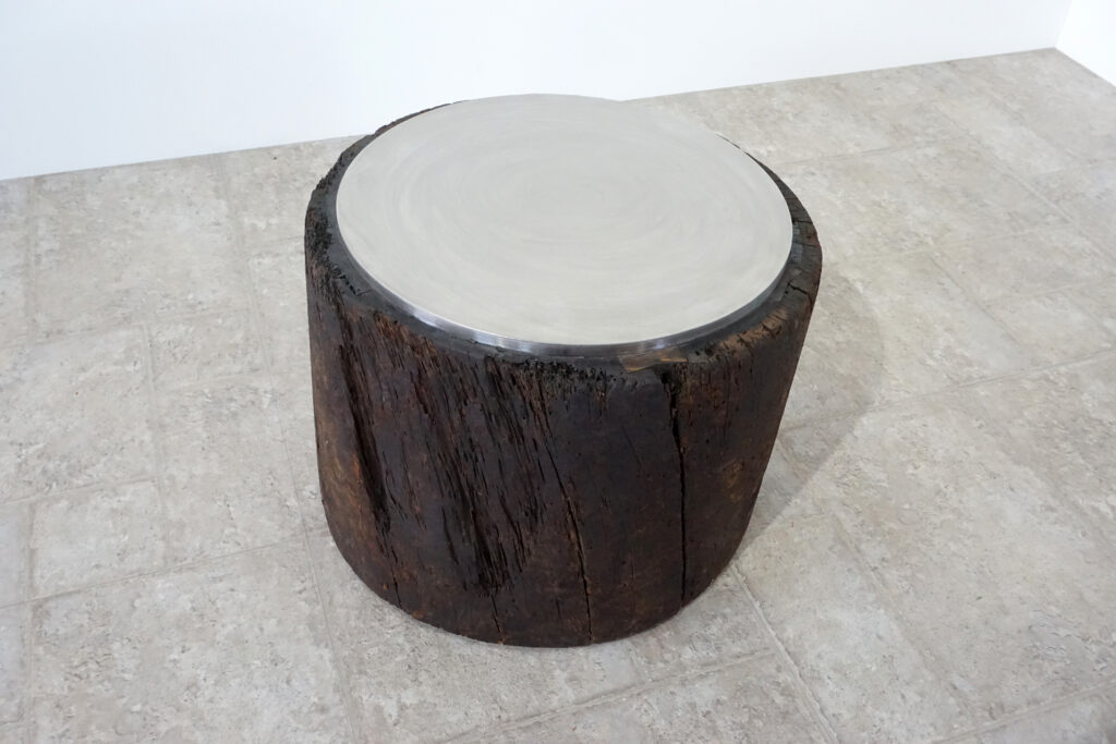 年季の入った臼にステンレスの天板を取り付け。唯一な臼のテクスチャーはストーリーを感じます。天板はランダムに荒らしたサンディング仕上げ。底面には高さ調節のアジャスター付き。上部左斜め