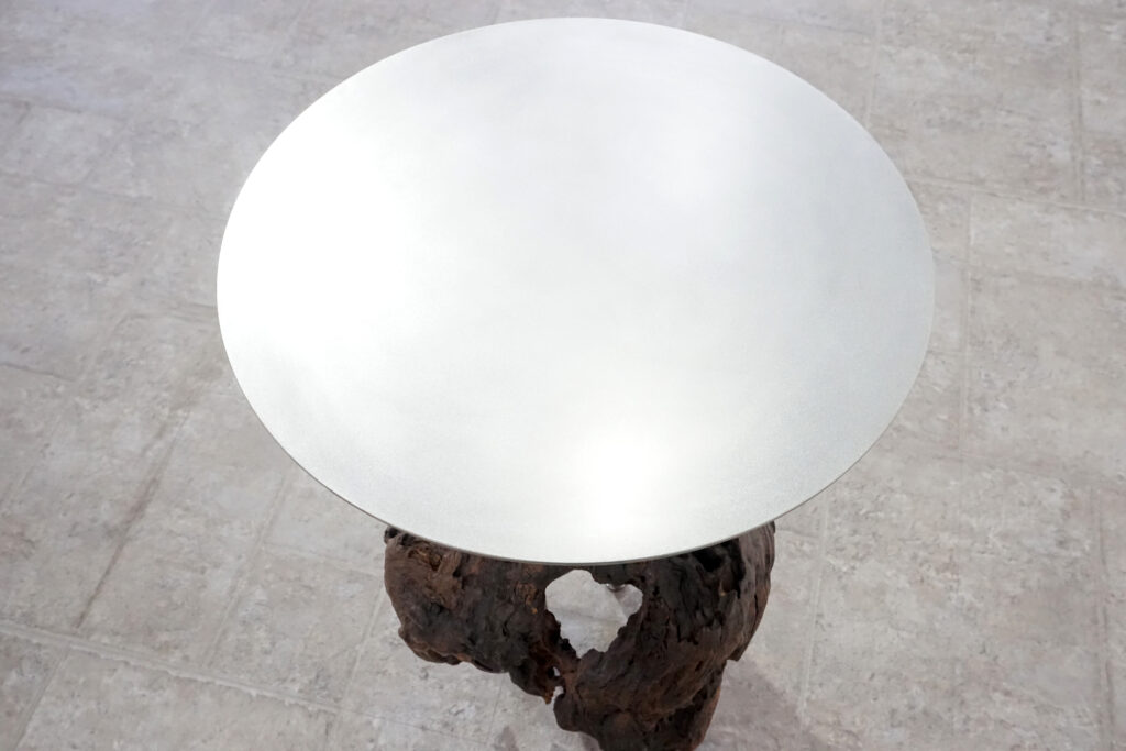 インテリアアクセントとして使われてきた流木をステンレス天板を交えてサイドテーブルへカスタム。流木の流動的で自然な風合いと、ステンレスのインダストリアルモダン感のコントラストが際立つものに仕上がりました。天板はステンレス板をランダムに荒らしたサンディング仕上げ。天板上部寄り