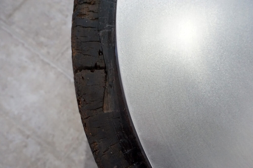 年季の入った臼にステンレスの天板を取り付け。唯一な臼のテクスチャーはストーリーを感じます。天板はランダムに荒らしたサンディング仕上げ。底面には高さ調節のアジャスター付き。天板左寄り