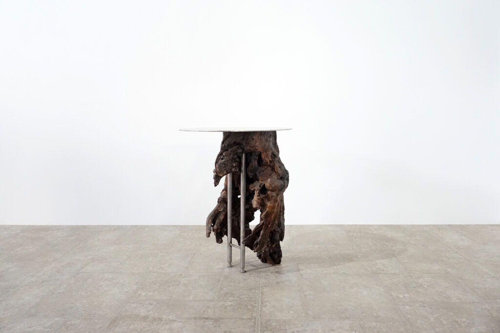 インテリアアクセントとして使われてきた流木をステンレス天板を交えてサイドテーブルへカスタム。流木の流動的で自然な風合いと、ステンレスのインダストリアルモダン感のコントラストが際立つものに仕上がりました。天板はステンレス板をランダムに荒らしたサンディング仕上げ。斜め左裏