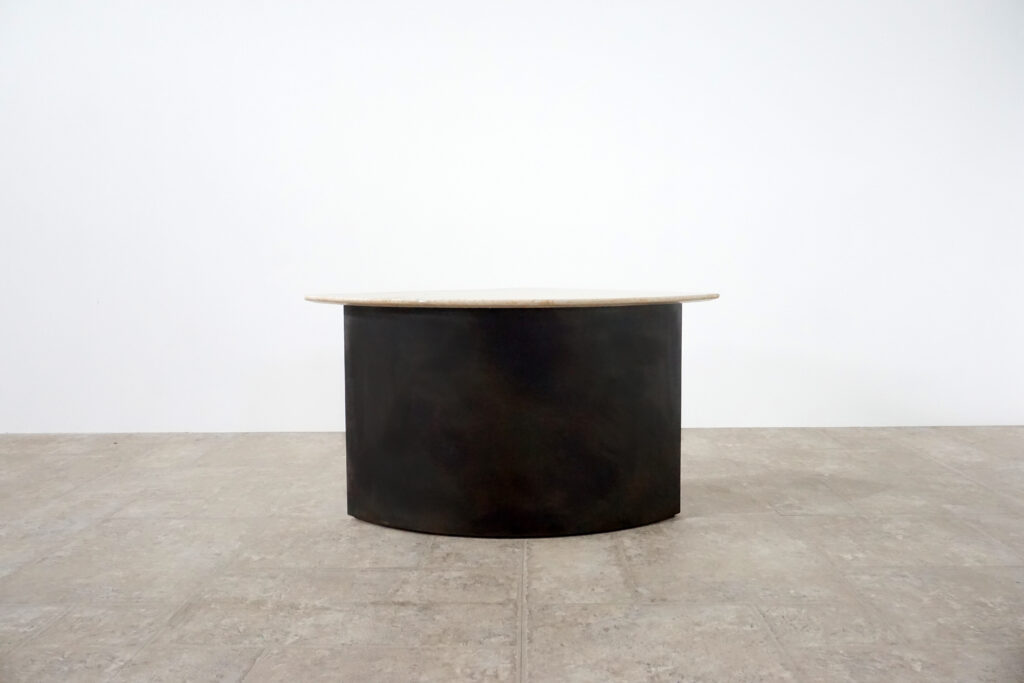 割れてしまったトラバーチンの天板。割れるという物語を継承しセンターテーブルに。土台部分はスチールの黒染め塗装仕上げ。2:10背面