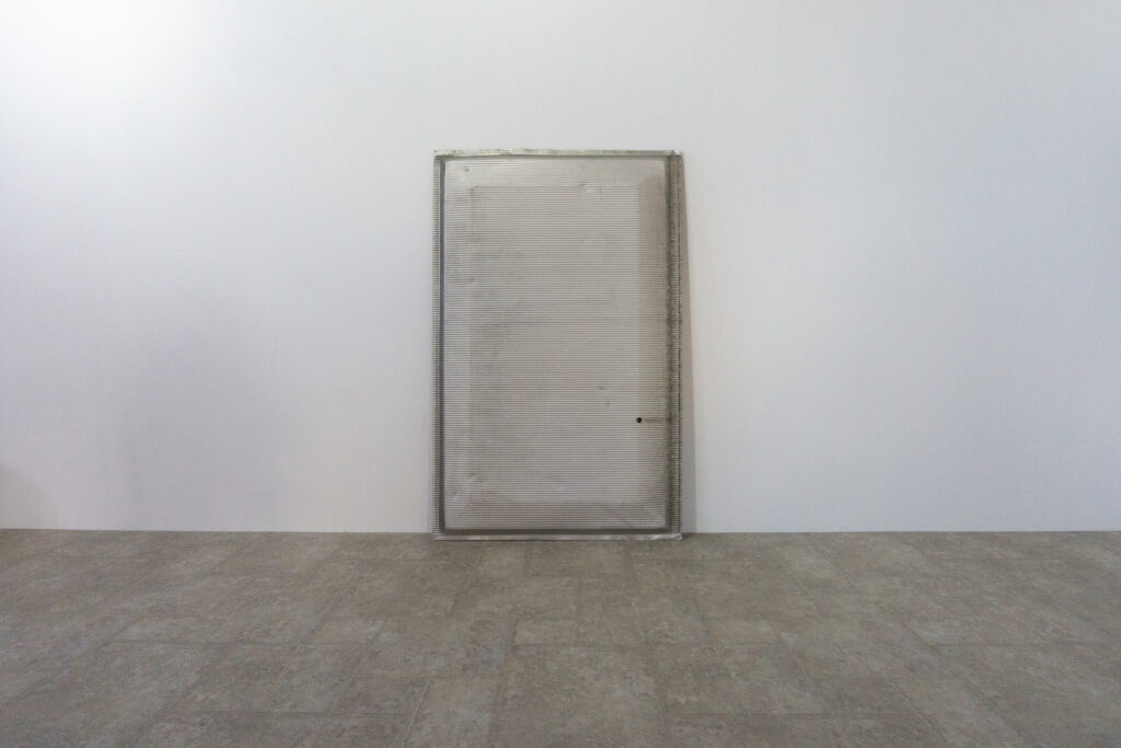 Jean Prouveが設計に携わった、フランス、リヨンにあるINSA(Institut National des Sciences Appliquees)において、建材として使用されていたパネル。プレス機によるエンボス加工が施された、アルミ素材のパネルになります。正面置き