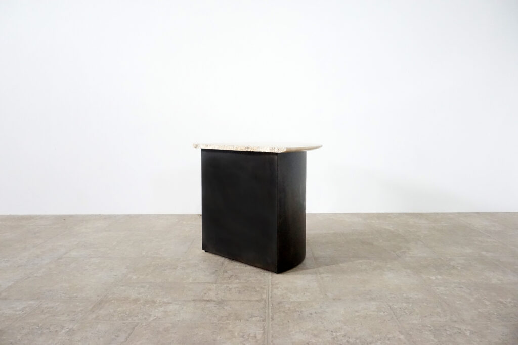 割れてしまったトラバーチンの天板。割れるという物語を継承しセンターテーブルに。土台部分はスチールの黒染め塗装仕上げ。2:10斜め後ろ