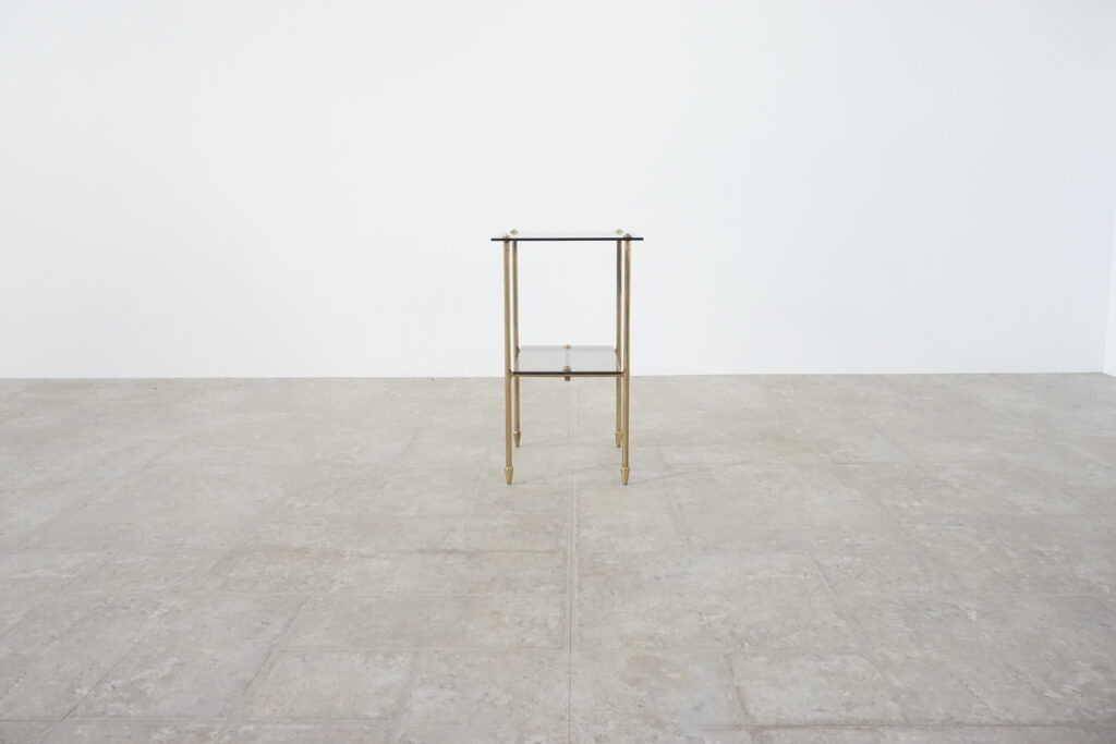 1960年代の真鍮製ヴィンテージサイドテーブル。ガラス天板はブロンズ色ガラスで新規製作。テーパーのついた脚が特徴的です。サイド