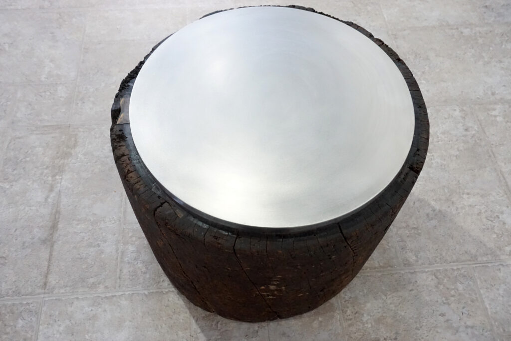 年季の入った臼にステンレスの天板を取り付け。唯一な臼のテクスチャーはストーリーを感じます。天板はランダムに荒らしたサンディング仕上げ。底面には高さ調節のアジャスター付き。上部