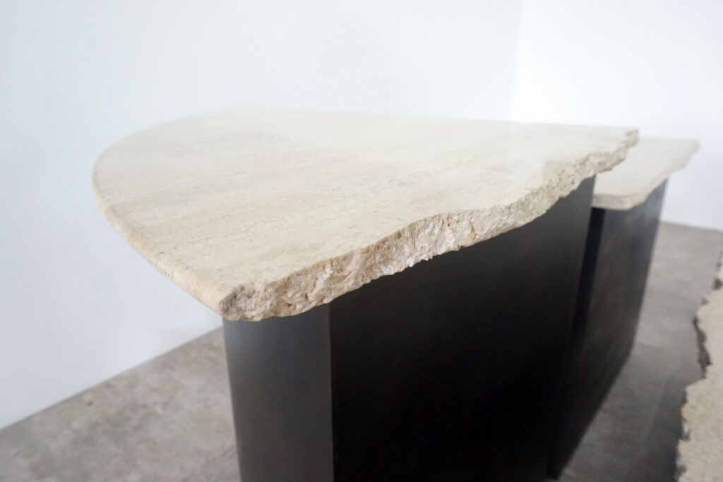割れてしまったトラバーチンの天板。割れるという物語を継承しセンターテーブルに。土台部分はスチールの黒染め塗装仕上げ。引き断面