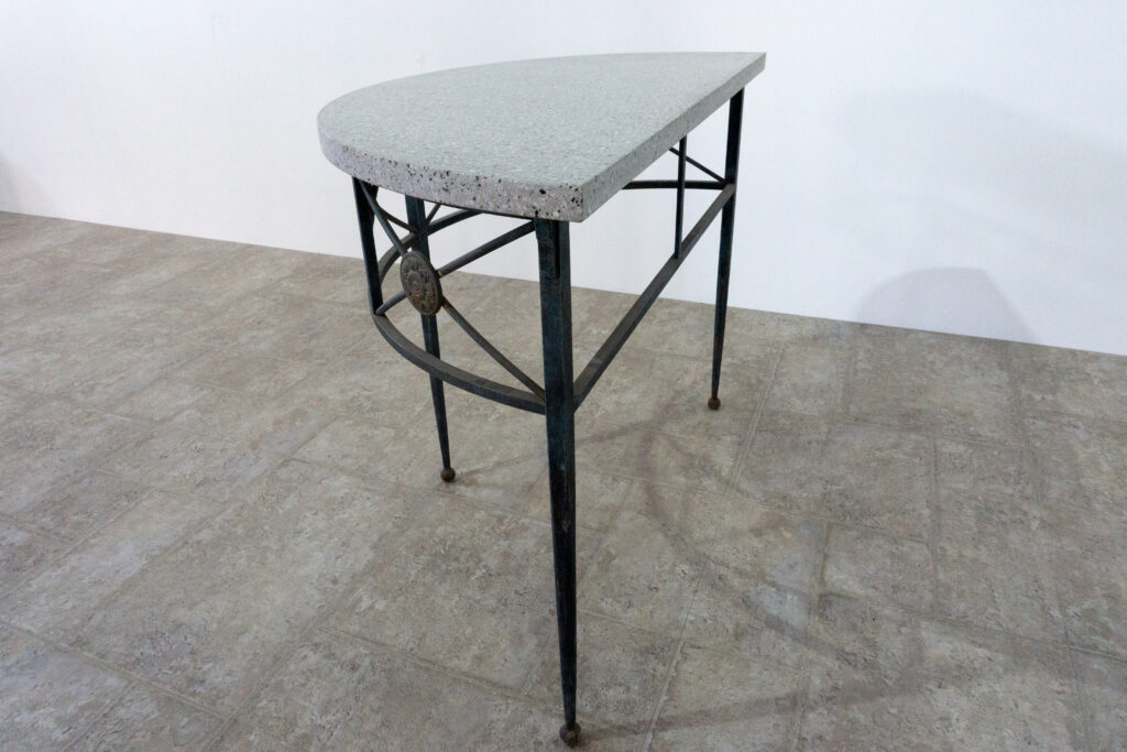 1890年代フランス製の鍛鉄コンソール。オリジナルはガラス天板ですが、紛失のため、天然石をモールテックスで包んで仕上げたビールストーン天板にカスタム。緑青がかった鍛鉄は足元がテーパー、ボールになっており丹念に制作されています。また、アール・ヌーヴォーの影響も垣間見れる花模様のブロンズパーツも魅力的です。左後寄り