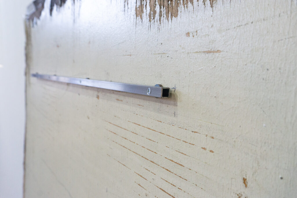 Jean Prouveが設計に携わった、フランス、リヨンにあるINSA(Institut National des Sciences Appliquees)において、建材として使用されていたパネル。プレス機によるエンボス加工が施された、アルミ素材のパネルになります。留め具