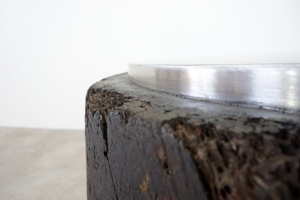 年季の入った臼にステンレスの天板を取り付け。唯一な臼のテクスチャーはストーリーを感じます。天板はランダムに荒らしたサンディング仕上げ。底面には高さ調節のアジャスター付き。天板キワ