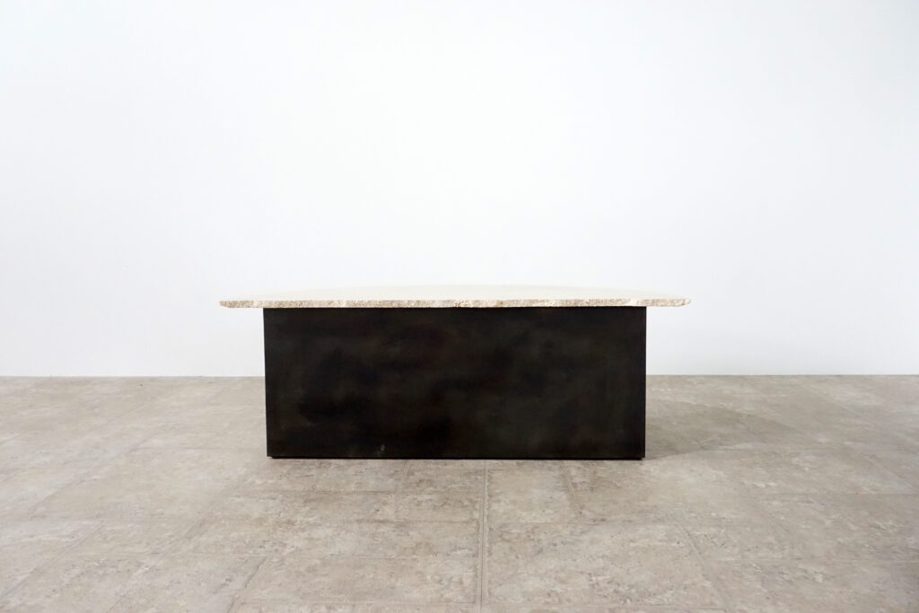 割れてしまったトラバーチンの天板。割れるという物語を継承しセンターテーブルに。土台部分はスチールの黒染め塗装仕上げ。1:2正面