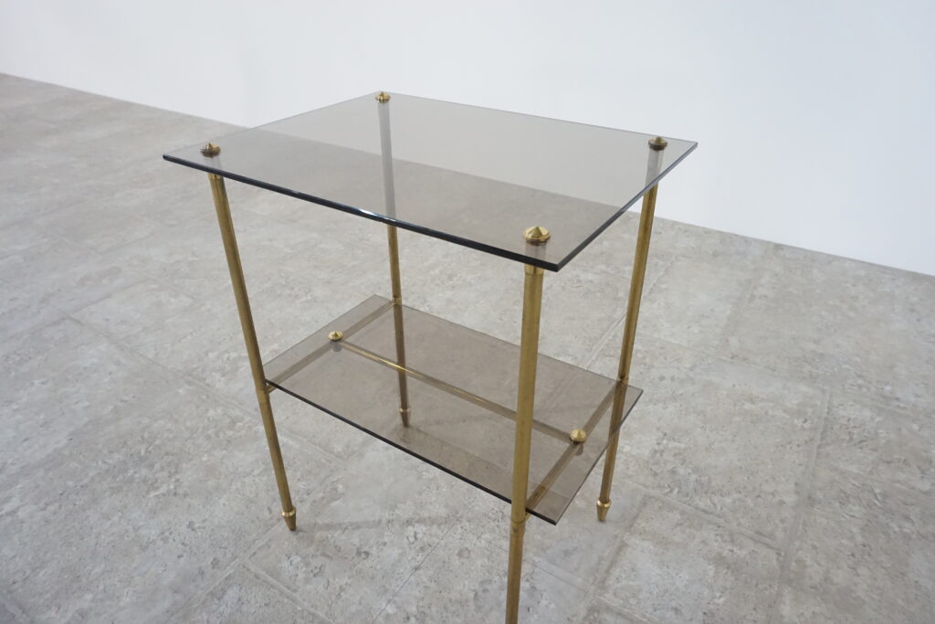 1960年代の真鍮製ヴィンテージサイドテーブル。ガラス天板はブロンズ色ガラスで新規製作。テーパーのついた脚が特徴的です。寄りななめ