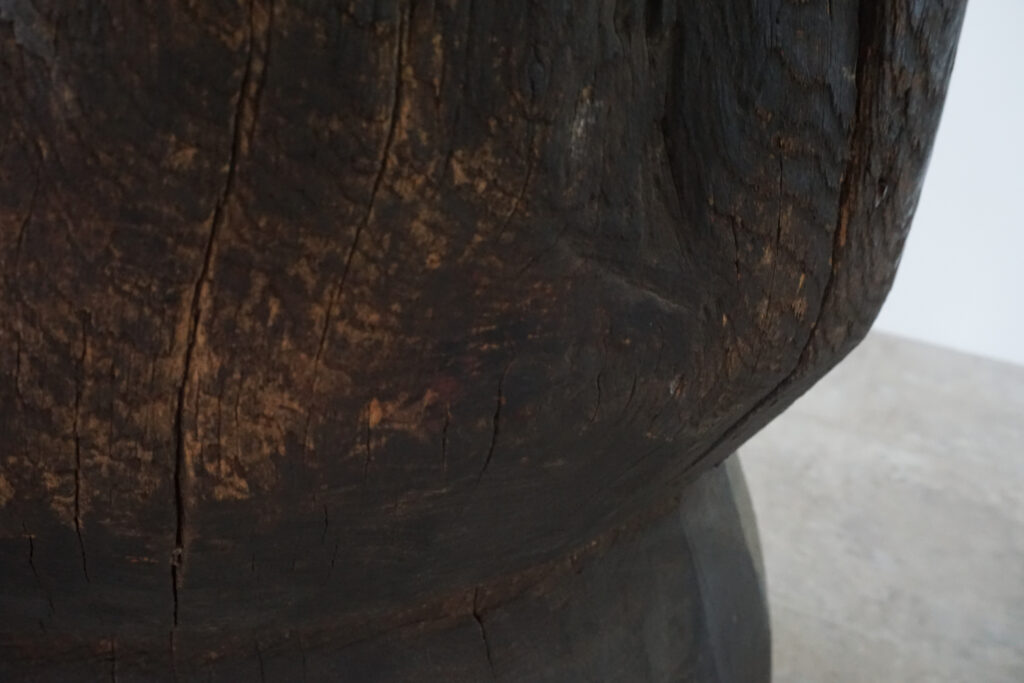 年季の入った臼に真鍮の天板を取り付け。唯一な臼のテクスチャーはストーリーを感じます。天板はランダムに荒らしたサンディング仕上げ。底面には高さ調節のアジャスター付き。側面フチ