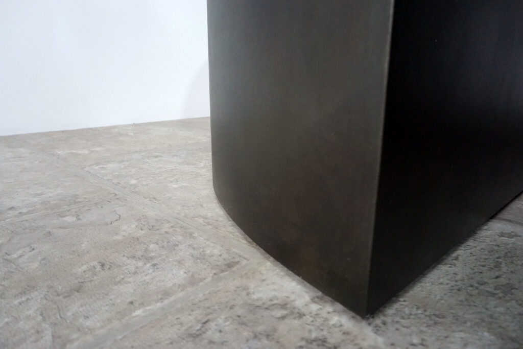 割れてしまったトラバーチンの天板。割れるという物語を継承しセンターテーブルに。土台部分はスチールの黒染め塗装仕上げ。足元