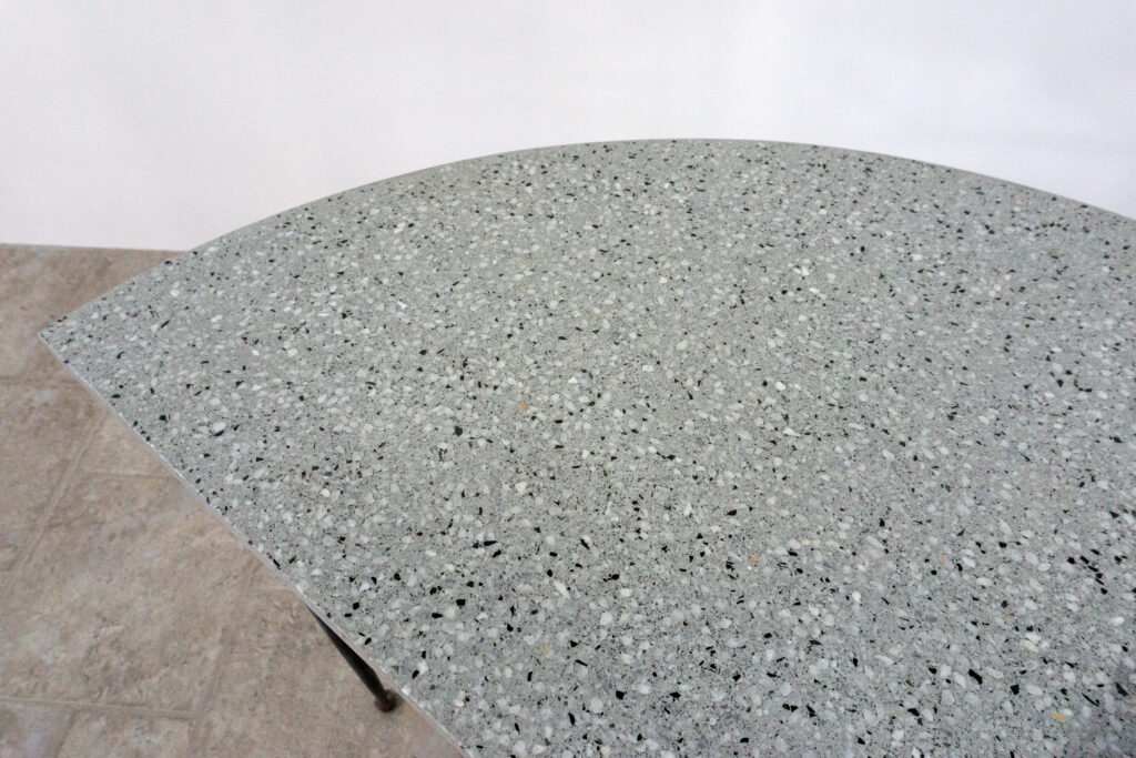 1890年代フランス製の鍛鉄コンソール。オリジナルはガラス天板ですが、紛失のため、天然石をモールテックスで包んで仕上げたビールストーン天板にカスタム。緑青がかった鍛鉄は足元がテーパー、ボールになっており丹念に制作されています。また、アール・ヌーヴォーの影響も垣間見れる花模様のブロンズパーツも魅力的です。天板