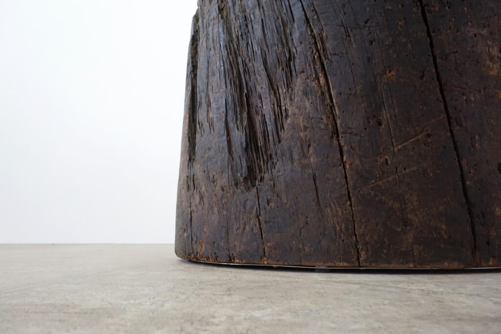 年季の入った臼にステンレスの天板を取り付け。唯一な臼のテクスチャーはストーリーを感じます。天板はランダムに荒らしたサンディング仕上げ。底面には高さ調節のアジャスター付き。下部キワ