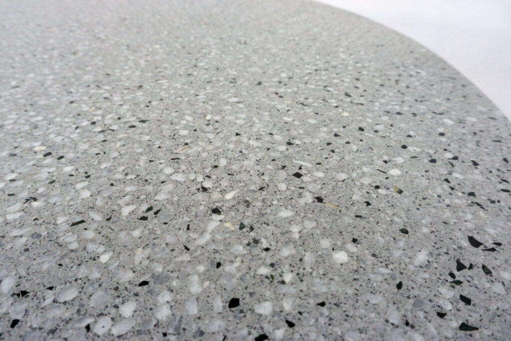 1890年代フランス製の鍛鉄コンソール。オリジナルはガラス天板ですが、紛失のため、天然石をモールテックスで包んで仕上げたビールストーン天板にカスタム。緑青がかった鍛鉄は足元がテーパー、ボールになっており丹念に制作されています。また、アール・ヌーヴォーの影響も垣間見れる花模様のブロンズパーツも魅力的です。天板寄り