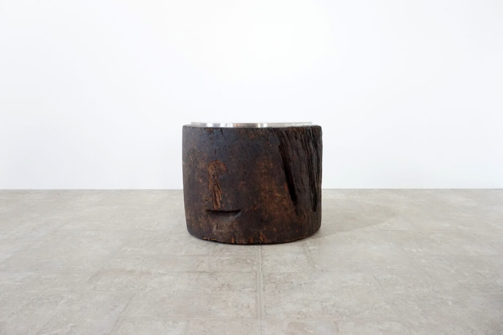 年季の入った臼にステンレスの天板を取り付け。唯一な臼のテクスチャーはストーリーを感じます。天板はランダムに荒らしたサンディング仕上げ。底面には高さ調節のアジャスター付き。真横左