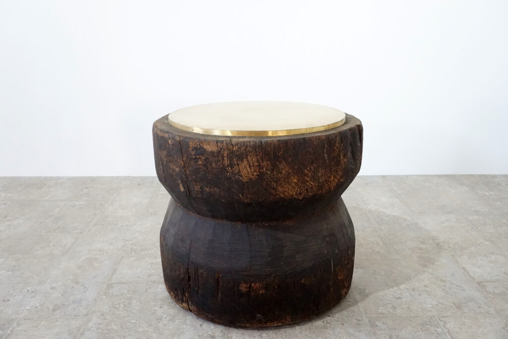 年季の入った臼に真鍮の天板を取り付け。唯一な臼のテクスチャーはストーリーを感じます。天板はランダムに荒らしたサンディング仕上げ。底面には高さ調節のアジャスター付き。メイン