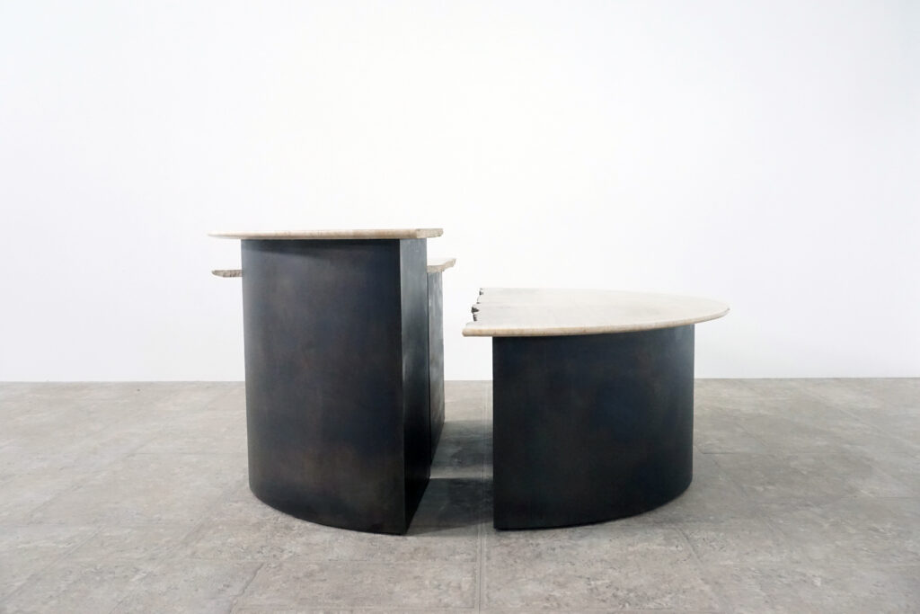 割れてしまったトラバーチンの天板。割れるという物語を継承しセンターテーブルに。土台部分はスチールの黒染め塗装仕上げ。真横