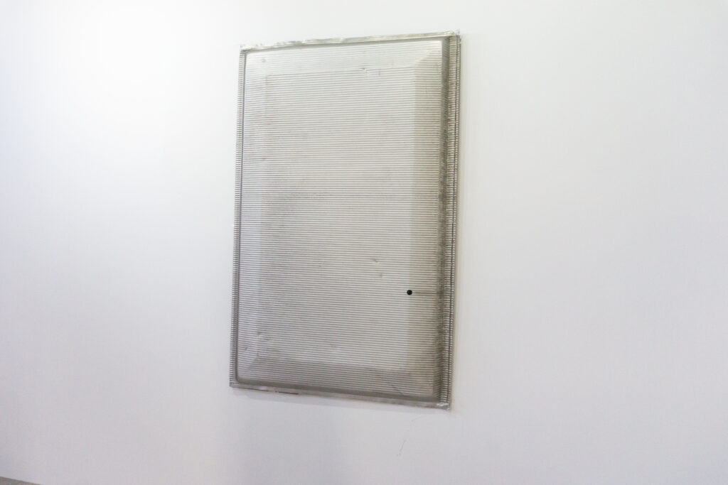 Jean Prouveが設計に携わった、フランス、リヨンにあるINSA(Institut National des Sciences Appliquees)において、建材として使用されていたパネル。プレス機によるエンボス加工が施された、アルミ素材のパネルになります。右斜め