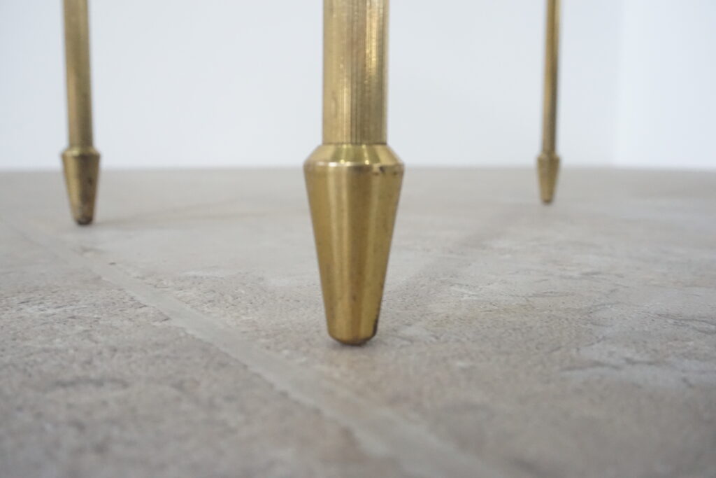 1960年代の真鍮製ヴィンテージサイドテーブル。ガラス天板はブロンズ色ガラスで新規製作。テーパーのついた脚が特徴的です。足