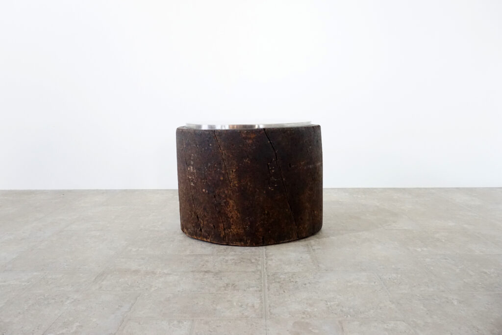 年季の入った臼にステンレスの天板を取り付け。唯一な臼のテクスチャーはストーリーを感じます。天板はランダムに荒らしたサンディング仕上げ。底面には高さ調節のアジャスター付き。真横右